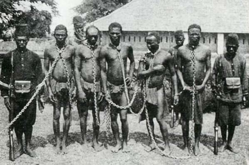 EIC - Congolais enchaînés par la Force publique